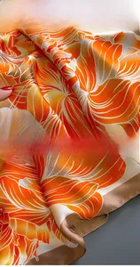 Détail de la couture de précision et de la texture du foulard en soie fleurie