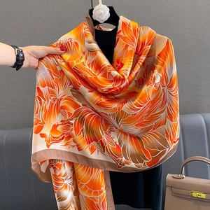 Châle élégant aspect soie avec motif floral orange et bordures marron pour femme
