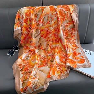 Foulard luxueux en satin de soie avec imprimé floral orange, ivoire et marron