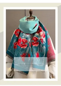Dettaglio di sciarpa floreale blu con stampe di papaveri rossi e frange sottili