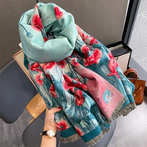 Sciarpa calda in cashmere ottanio con stampa di papaveri rossi e frange alla moda