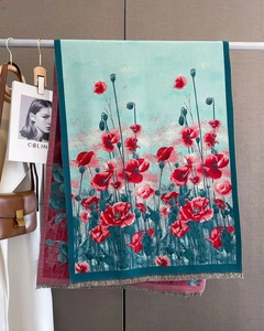 Dettaglio di sciarpa in finto cashmere con stampa floreale rossa e frange morbide