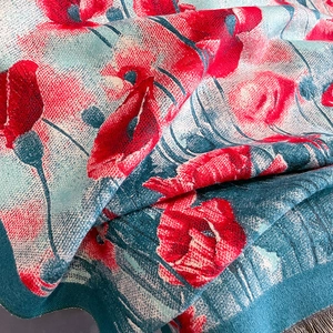 Sciarpa tipo cashmere con stampa a fiori di papavero rosso e frange delicate