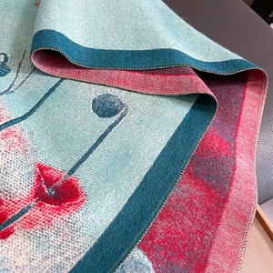 Dettaglio del bordo dello scialle in maglia a fiori con cuciture di alta qualità
