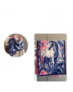 Détail macro du châle pashmina avec motif de cheval de peinture à l'huile bleu et rose
