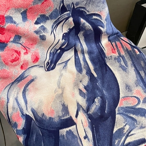 Gros plan sur l'imprimé vintage cheval et fleurs d'un châle épais en aspect cachemire