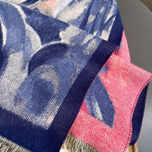 Détail macro d'une écharpe épaisse en cachemire vintage avec jacquard et franges