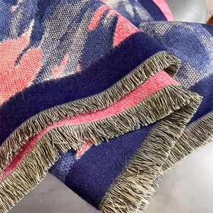 Écharpe épaisse style cachemire vintage avec jacquard floral et bordures à franges