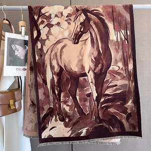 Détail d'un châle à motif cheval vintage avec franges et texture épaisse style cachemire