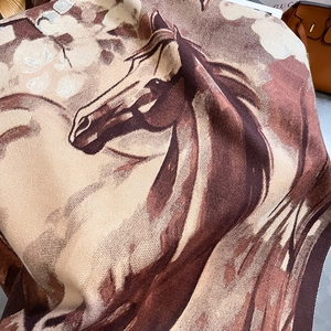 Détail du motif de cheval vintage sur un châle épais en cachemire avec bords surjetés