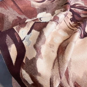 Gros plan sur la texture jacquard vintage à motif de cheval d'une écharpe épaisse