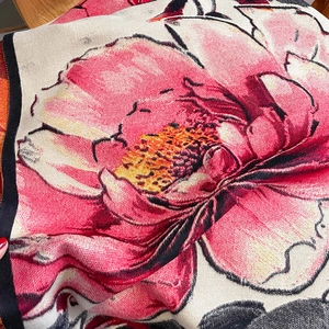 Thick cashmere-like scarf with large pink floral patterns and woven texture for winter