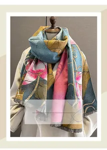 Detail von Vintage-Blumen-Kaschmir-Schal mit dicker Textur und feinen Quastenfransen