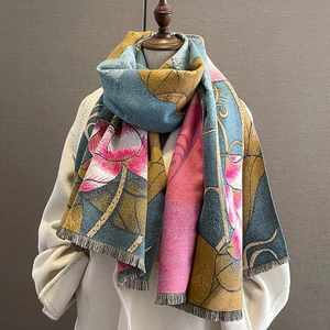 Vintage-Schal aus Kaschmirimitat mit Lotos-Print und Fransen an weißem Wollmantel