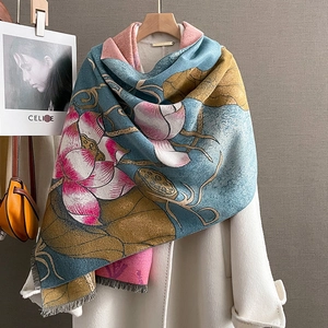 Vintage-Kaschmirschal mit Lotus-Print in Hellblau mit eleganten Blumenmustern und Fransen