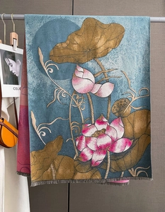 Detailaufnahme des Retro-Lotus-Schals mit feinen Fransen und weichem Kaschmir-Gefühl