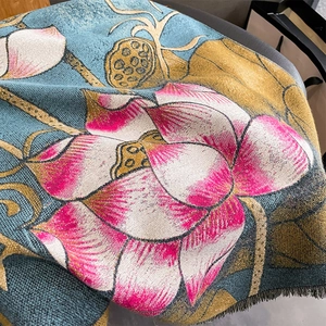 Nahaufnahme des Vintage-Lotus-Musters mit feiner Jacquard-Webung und kurzen Fransen
