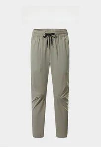 Dettaglio coulisse e inserti in rete sui pantaloni outdoor kaki ad asciugatura rapida