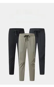 Dettaglio della vita con coulisse dei pantaloni sportivi ad asciugatura rapida in vari colori