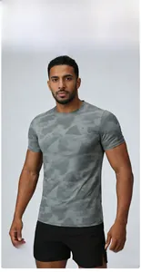 Détail de l'imprimé camouflage gris et du tissu respirant sur le t-shirt de sport pour hommes