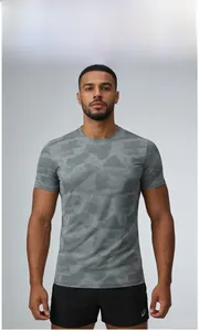 Détail du t-shirt de sport gris à séchage rapide et du short noir à motifs abstraits