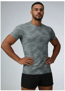 Détail de texture du t-shirt de sport pour hommes avec motif camouflage géométrique gris