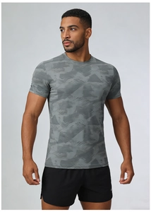 Détail d'un t-shirt de sport gris avec motif géométrique et coupe ajustée pour hommes