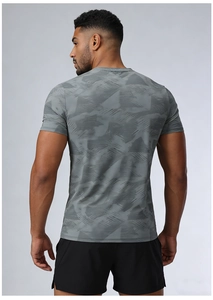 Vue arrière d'un t-shirt de sport camouflage séchage rapide avec coupe ajustée