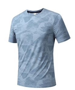 Détail d'un t-shirt de sport bleu clair séchage rapide avec motifs géométriques gris