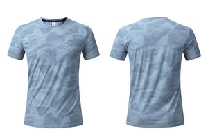 Détail d'un t-shirt de sport à séchage rapide pour hommes avec texture géométrique