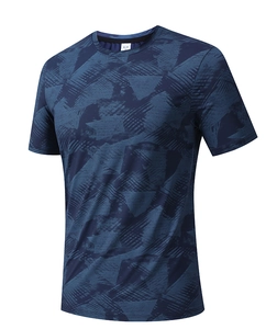 Détail de l'encolure d'un t-shirt de sport bleu à imprimé géométrique