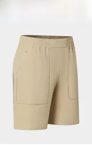 Dettagli dei pantaloncini sportivi kaki ad asciugatura rapida con vita elasticizzata