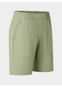 Dettaglio dei pantaloncini sportivi verde salvia con elastico in vita e tasca zip