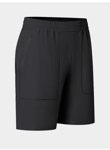 Dettaglio dei pantaloncini sportivi neri da uomo con elastico in vita e tasca con zip