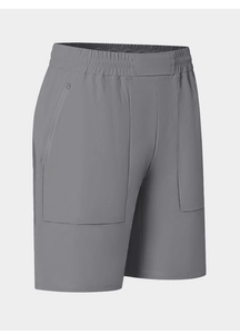 Dettaglio dei pantaloncini sportivi da uomo con tasche multiple e fascia elastica in vita