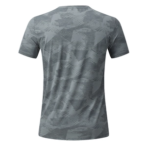 T-shirt sport gris pour hommes, séchage rapide avec motif camo géométrique, vue de dos