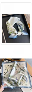 Dettaglio ravvicinato di un foulard quadrato in seta con stampa floreale elegante