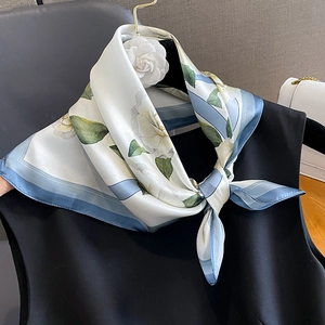 Foulard in seta blu e bianco con stampa camelia e gancio decorativo dorato chic