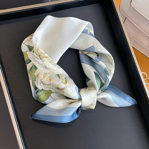 Elegante Sciarpa Quadrata In Raso Di Gelso Stampa Floreale Camelia Stile Francese Foulard Di Moda Per Donna