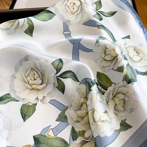 Elegante foulard in seta con stampe a catena e motivi floreali di camelia bianca