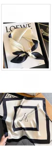 Dettaglio elegante foulard quadrato in seta con scritte a mano e bordo nero
