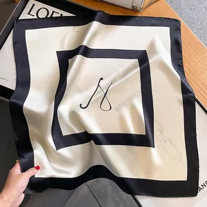 Elegante foulard di seta bianco e nero con logo minimalista e finitura satinata da donna