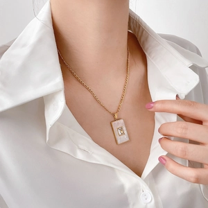 Vergoldete Schlangenkette mit rechteckigem Muschel-Anhänger und einem Zirkon-Stein