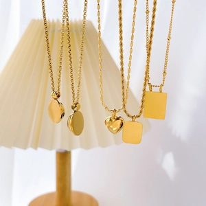 Gros plan de divers colliers plaqués or 18 carats avec pendentifs en onyx et nacre