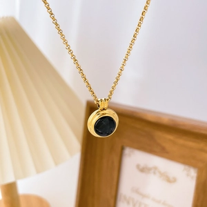 Détails du collier plaqué or 18 carats avec pendentif rond en pierre d'œil de chat noire