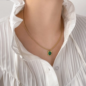 Collier chaîne torsadée plaqué or 18K avec pendentif carré en malachite verte pour femme