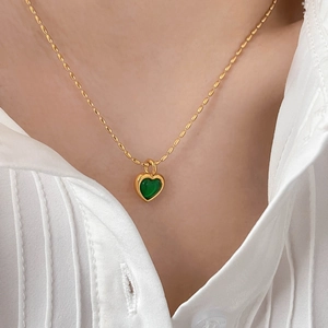 Détail d'un collier cœur plaqué or 18 carats avec malachite verte sur un mannequin