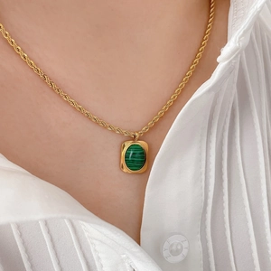 Vue détaillée du collier en maille corde dorée 18K avec pendentif malachite ovale