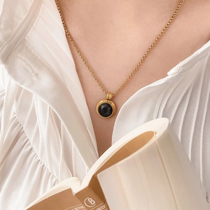Collier minimaliste en titane plaqué or 18 carats avec pendentif en onyx noir sur modèle