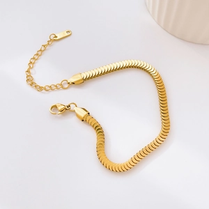 Detail of a vintage golden scale chain bracelet with K18 tag and lobster clasp closure